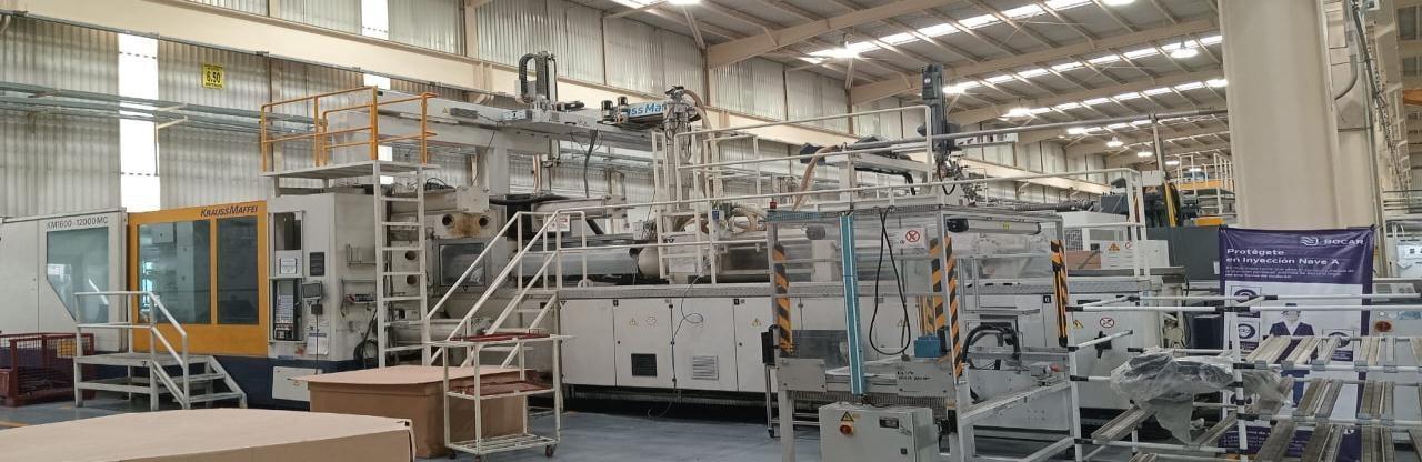 Máquina de inyección de plástico KraussMaffei de 1600 toneladas, año 2009.
