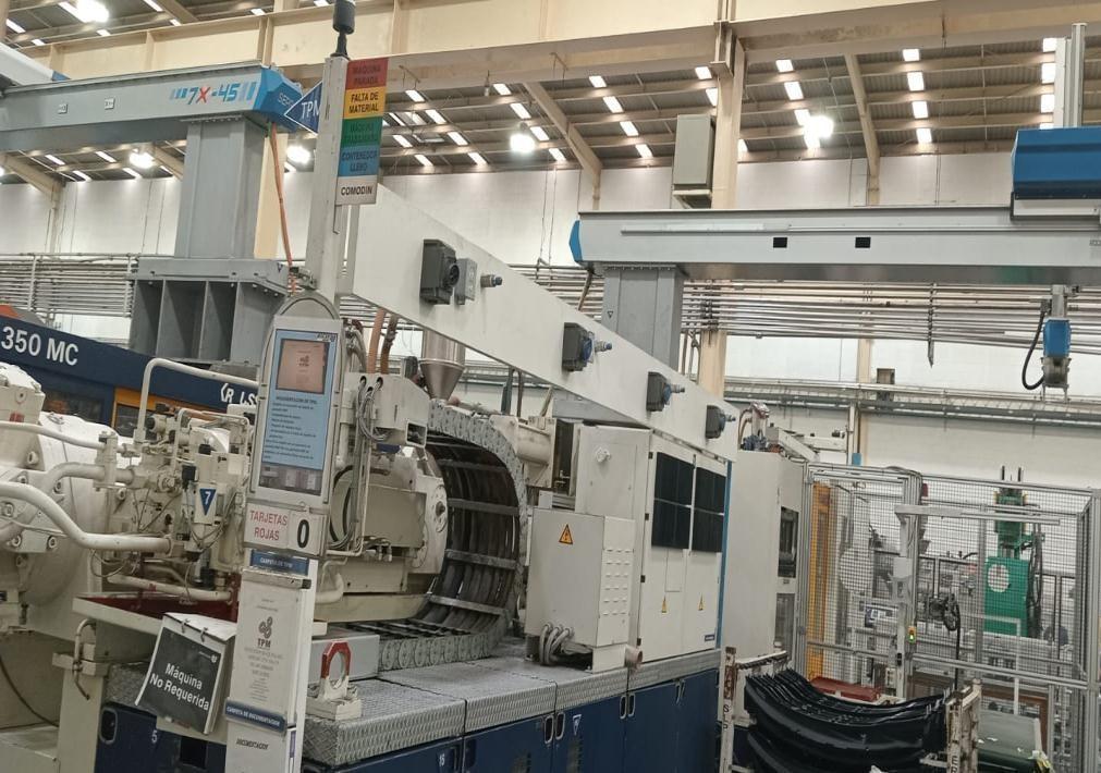 Máquina de inyección de plástico KraussMaffei de 1000 toneladas, año 2004.