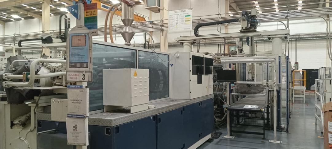 Máquina de inyección de plástico KraussMaffei de 800 toneladas, año 2009.