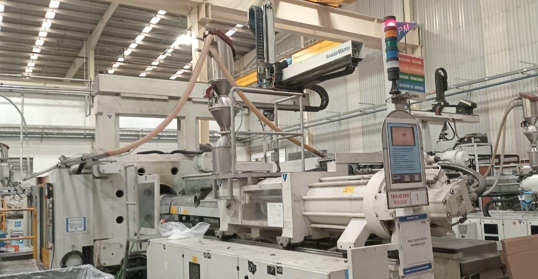 Máquina de inyección de plástico KraussMaffei de 1000 toneladas, año 2011.