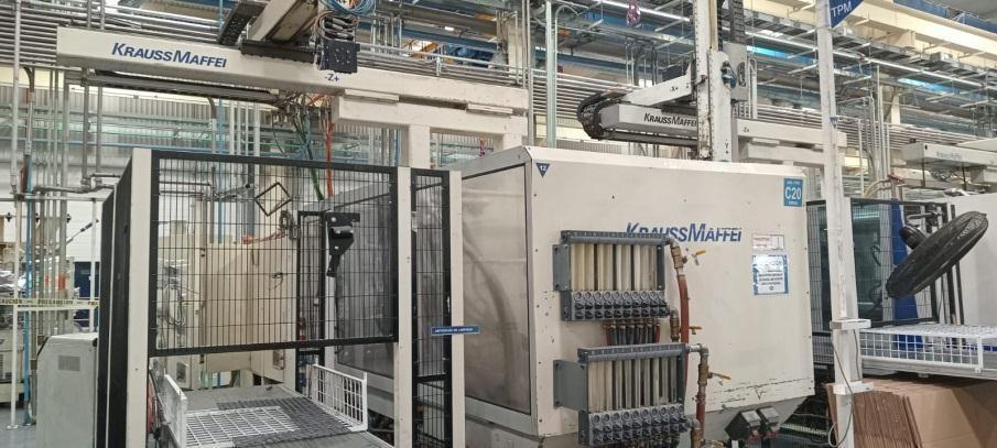 Máquina de inyección de plástico KraussMaffei de 350 toneladas, año 2001.